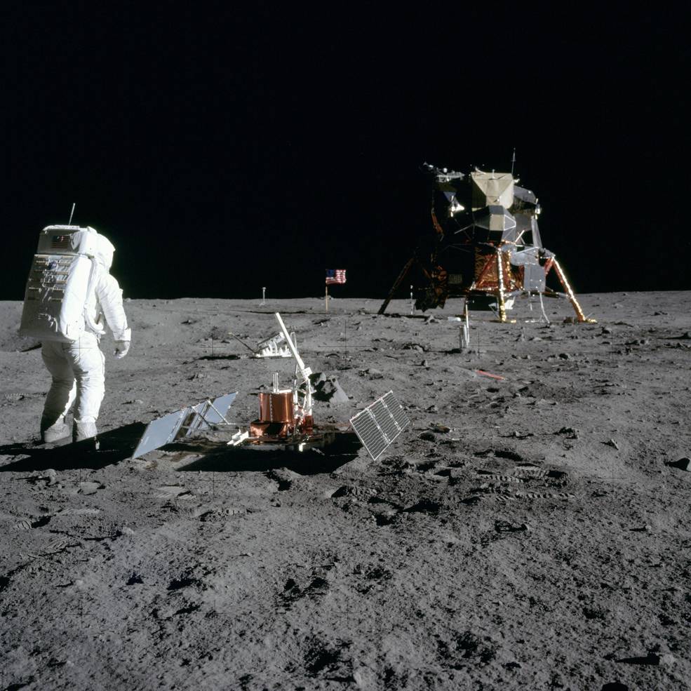 apollo_11_aldrin_and_seismometer