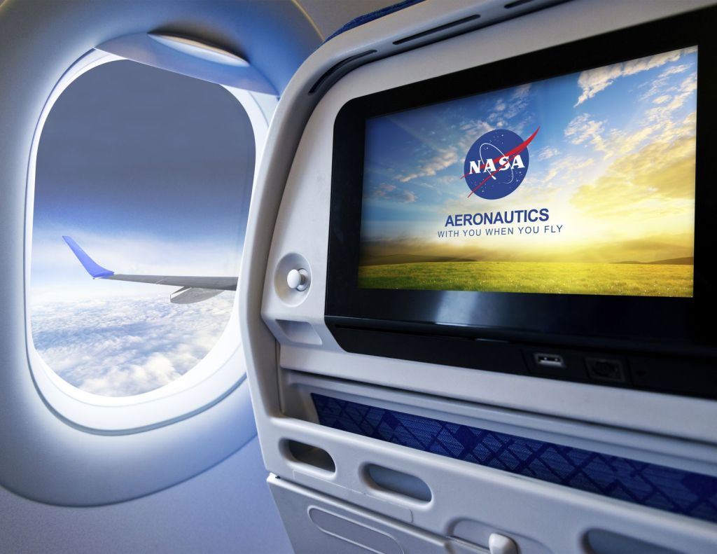  Pantalla en el respaldo de un asiento de avión que muestra el logo de aeronáutica de la NASA.