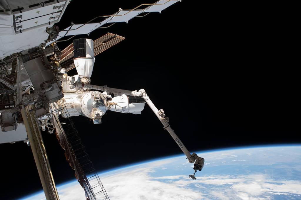 
			View of the space station and the SpaceX Dragon vehicles - NASA			