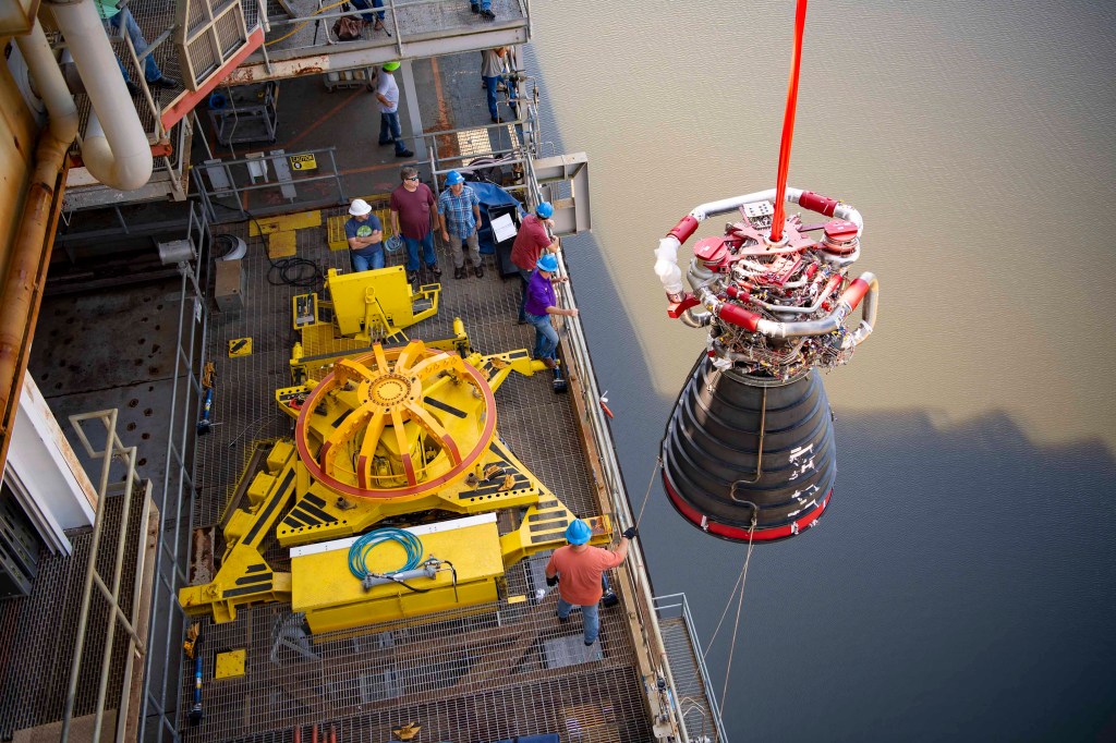 Crews prepare to place RS-25 engine E0525 on the engine vertical installer